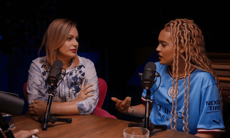 Sara ubrana w koszulkę sportową rozmawiająca z mamą podczas podcastu