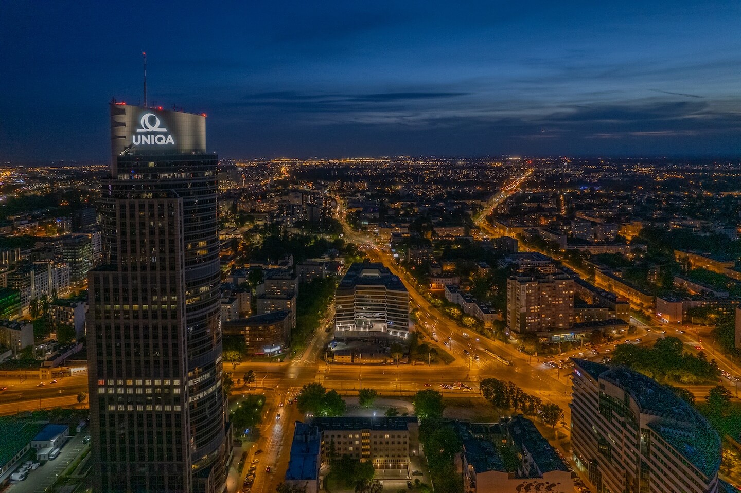 Panorama miasta uchwytująca wieżowiec z biurem Uniqa